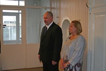 Puheenjohtaja Mikko Prusi ja sihteeri Sari Kettunen vastaanottivat juhlavieraat.