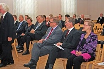 Kuvassa vasemmalta SAK:n Matti Huutola, kansanedustaja Matti Saarinen ja puoliso Aila Saarinen