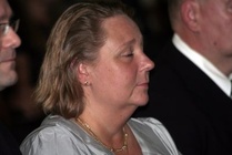 Paikallisjärjestön sihteeri Sari Kettunen syventyy kuunteluun