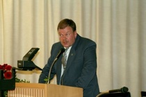 SAK:n Lohjan Paikallisjärjestön
puheenjohtaja Mikko Prusi avasi juhlaseminaarin.